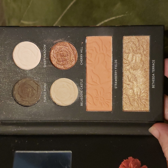 Laura Gellar Central Park pallete & 2 eyeliners - Picture 7 of 8